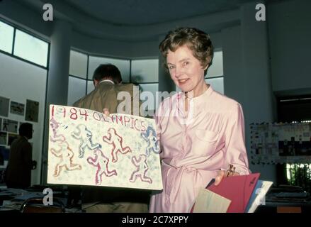 L'actrice Jane Wyatt de l'émission de télévision classique Father Knows Best tient une affiche pour les Jeux olympiques de 1984 à Los Angeles, CA Banque D'Images