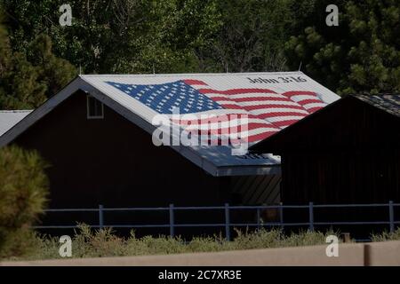 Un drapeau américain est peint sur le toit d'une maison avec la référence biblique à Jean:316 Banque D'Images