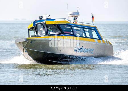 Norderney, Allemagne. 17 juillet 2020. Le ferry rapide 'Inselexpress' de la compagnie de transport Norden-Frison navigue sur la mer du Nord dans la mer des Wadden. Deux petits hors-bord pour un maximum de onze passagers chacun se rentreront à l'avenir pour le Juist. Grâce à leur faible débit, les ferries rapides peuvent transporter des passagers même à des niveaux d'eau inférieurs à ceux des grands ferries. Credit: Hauke-Christian Dittrich/dpa/Alay Live News Banque D'Images