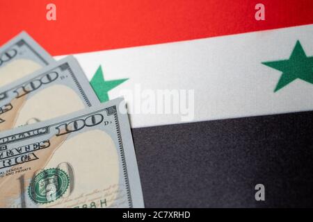 Drapeau national syrien et billets en dollars. Concept commercial et financier, approche douce Banque D'Images