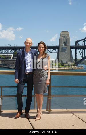 Angelina Jolie, la productrice et réalisatrice du film 'Unbroken' et Geoff Evans (soldat australien ambassadeur et acteur du film) assistent à un doctorat Banque D'Images