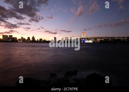 Vue panoramique sur le pont arc-en-ciel de tokyo au coucher du soleil. Exposition longue Banque D'Images