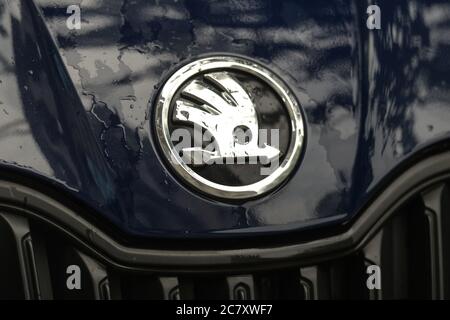 Un logo d'une Skoda, un constructeur automobile tchèque multinational, vu sur une voiture garée à Cracovie. Banque D'Images