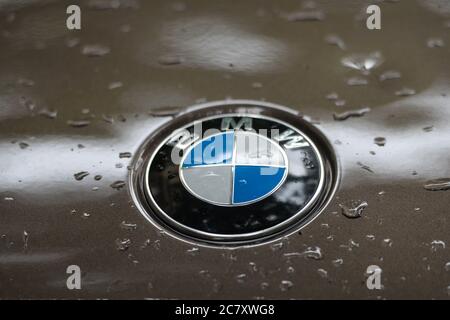 Un logo de BMW, un constructeur automobile multinational allemand, vu sur une voiture garée à Cracovie. Banque D'Images