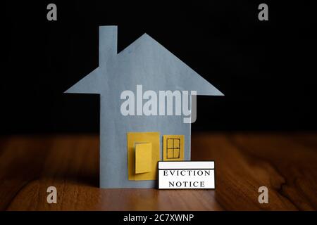 autocollant d'avis d'expulsion devant la porte - concept montrant la forclusion de locataire ou de loyer en attente sur fond noir. Banque D'Images