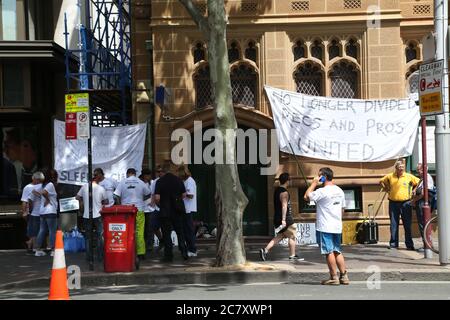 Les pêcheurs protestent contre le projet de loi modifiant la gestion des pêches (présenté par le ministre des industries primaires de Nouvelle-Galles du Sud, Katrina Hodgkinson) dans l'ensemble du r Banque D'Images