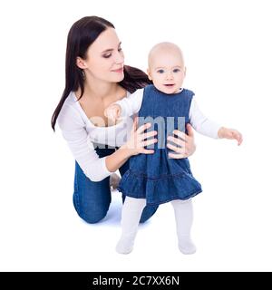 premier pas concept - bonne jeune mère jouant avec petite fille isolée sur fond blanc Banque D'Images