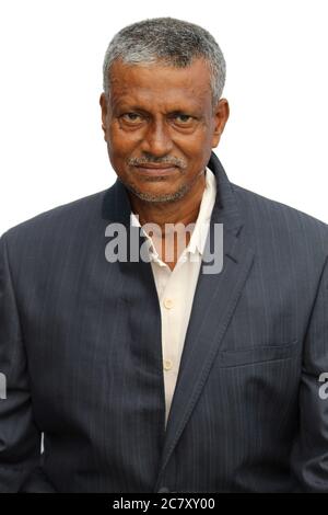 Homme indien senior, vue rognée en portrait avec expression heureuse ou souriante sur fond blanc. Banque D'Images