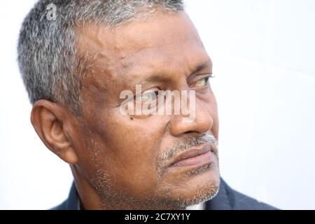 Portrait de l'homme indien senior face vue latérale sur fond blanc. Banque D'Images