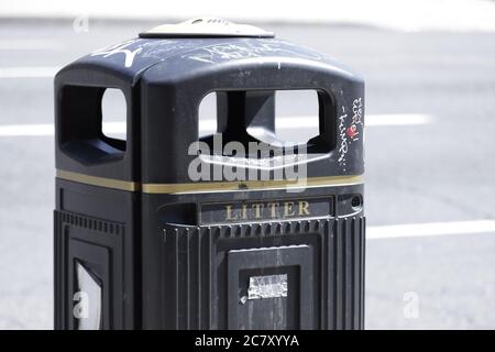 Une vue rapprochée de la poubelle pour usage public est visible sur la promenade du côté de la rue Banque D'Images