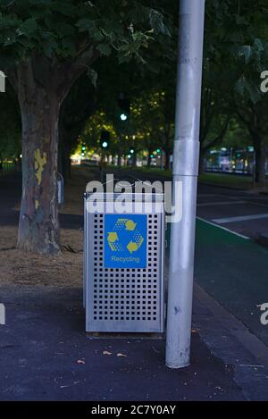 Bac de recyclage en métal chromé sur la rue de Melbourne, en Australie, avec un arrière-plan légèrement flou Banque D'Images