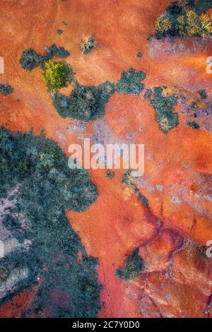 Gant, Hongrie - vue aérienne horizontale de drone de mine de bauxite abandonnée aux couleurs chaudes rouge et orange et arbre au coucher du soleil. Texture bauxite rouge Banque D'Images