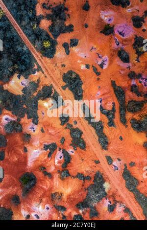 Gant, Hongrie - vue aérienne horizontale de drone de mine de bauxite abandonnée avec des couleurs chaudes rouge et orange au coucher du soleil. Texture bauxite rouge Banque D'Images