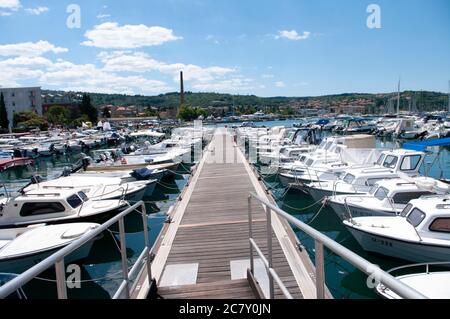 IZOLA, SLOVÉNIE - 16 JUILLET 2020 : Marina Izola-valobran. Yachts et bateaux garés au quai d'Izola. Baie avec jetées au centre de la station balnéaire. Izola Banque D'Images