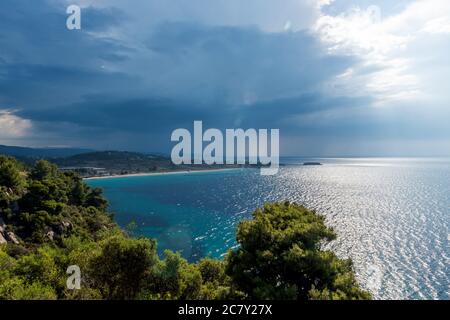 Paysage avec plage, la mer et les beaux nuages dans le ciel bleu Banque D'Images