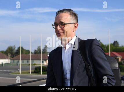 Berlin, Allemagne. 20 juillet 2020. Le ministre allemand des Affaires étrangères Heiko Maas (SPD) embarque dans un avion de la Force aérienne des Forces armées allemandes. Le ministre des Affaires étrangères se rendra à Tallinn, la capitale estonienne, pour une rencontre avec les trois ministres des Affaires étrangères baltes. Credit: Britta Pedersen/dpa-Zentralbild/dpa/Alay Live News Banque D'Images