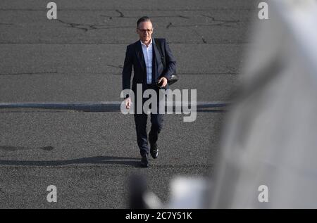 Berlin, Allemagne. 20 juillet 2020. Le ministre allemand des Affaires étrangères Heiko Maas (SPD) embarque dans un avion de la Air Standby des Forces armées allemandes. Le ministre des Affaires étrangères se rendra à Tallinn, la capitale estonienne, pour une rencontre avec les trois ministres des Affaires étrangères baltes. Credit: Britta Pedersen/dpa-Zentralbild/dpa/Alay Live News Banque D'Images