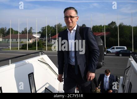 Berlin, Allemagne. 20 juillet 2020. Le ministre allemand des Affaires étrangères Heiko Maas (SPD) embarque dans un avion de la Force aérienne des Forces armées allemandes. Le ministre des Affaires étrangères se rendra à Tallinn, la capitale estonienne, pour une rencontre avec les trois ministres des Affaires étrangères baltes. Credit: Britta Pedersen/dpa-Zentralbild/dpa/Alay Live News Banque D'Images