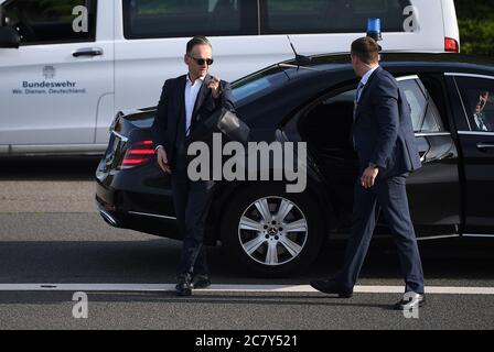 Berlin, Allemagne. 20 juillet 2020. Le ministre allemand des Affaires étrangères Heiko Maas (SPD, à droite) embarquant un avion de l'armée de l'air allemande. Le ministre des Affaires étrangères se rend à Tallinn, la capitale estonienne, pour une rencontre avec les trois ministres des Affaires étrangères baltes. Credit: Britta Pedersen/dpa-Zentralbild/dpa/Alay Live News Banque D'Images