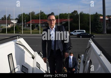 Berlin, Allemagne. 20 juillet 2020. Le ministre allemand des Affaires étrangères Heiko Maas (SPD) embarque dans un avion de la Air Standby des Forces armées allemandes. Le ministre des Affaires étrangères se rendra à Tallinn, la capitale estonienne, pour une rencontre avec les trois ministres des Affaires étrangères baltes. Credit: Britta Pedersen/dpa-Zentralbild/dpa/Alay Live News Banque D'Images