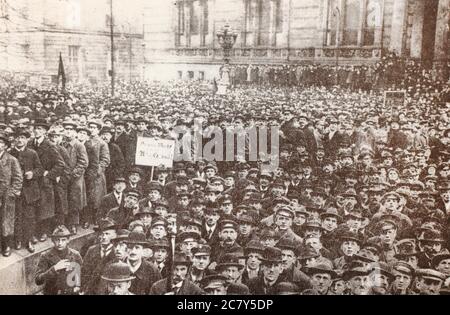 Manifestation le 16 décembre 1918 à Berlin, devant le bâtiment où se réunit le Congrès allemand des travailleurs et des soldats soviétiques. Banque D'Images