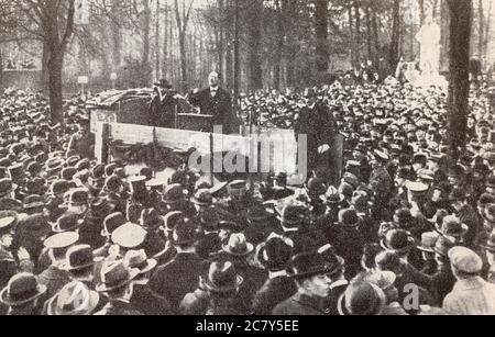 Discours de Karl Liebknecht à Berlin le jour des funérailles des victimes du putsch contre-révolutionnaire. Banque D'Images