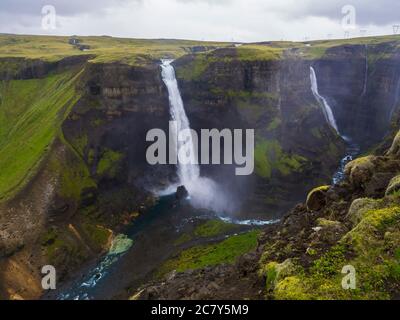 Vallée de la rivière Fossa avec belle cascade de Haifoss en Islande du Sud, ciel d'été moody Banque D'Images