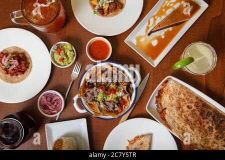 Table de dîner avec nachos, tacos et un dessert spécial Banque D'Images