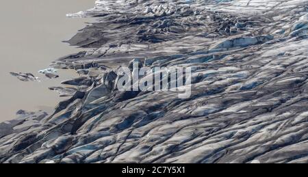 Groupe coloré de touristes sur le glacier marcher à la langue du glacier Skaftafellsjokull, Vatnajokull spur, dans le parc national de Skaftafell, Islande Banque D'Images