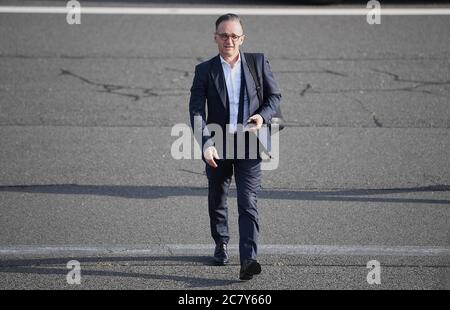 Berlin, Allemagne. 20 juillet 2020. Le ministre allemand des Affaires étrangères Heiko Maas (SPD) embarque dans un avion de la Force aérienne des Forces armées allemandes. Le ministre des Affaires étrangères se rendra à Tallinn, la capitale estonienne, pour une rencontre avec les trois ministres des Affaires étrangères baltes. Credit: Britta Pedersen/dpa-Zentralbild/dpa/Alay Live News Banque D'Images