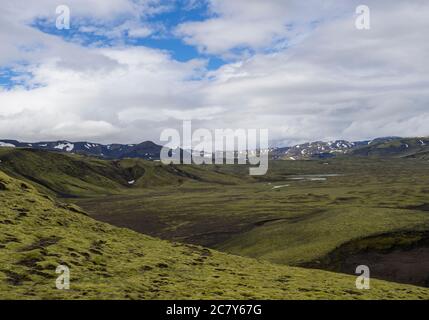 chaîne de montagnes sur la route F210 dans un paysage vert abandonné à Natu Banque D'Images