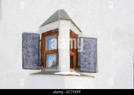 Fenêtre typique de l'Engadine sur les Alpes suisses Banque D'Images