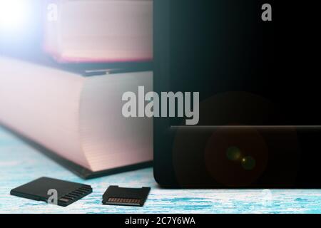 E-book moderne et petites cartes mémoire avec livres dans le arrière-plan Banque D'Images