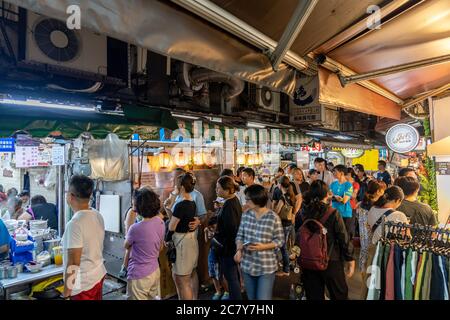 Fengyuan Miao Tung marché de nuit, destination de voyage célèbre. On peut voir marcher et s'expulser Banque D'Images