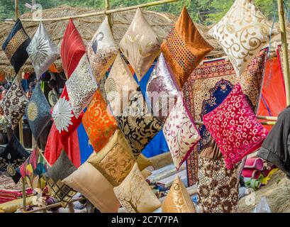 Broderie à la main sur coussin de la foire de l'artisanat surajkund Banque D'Images