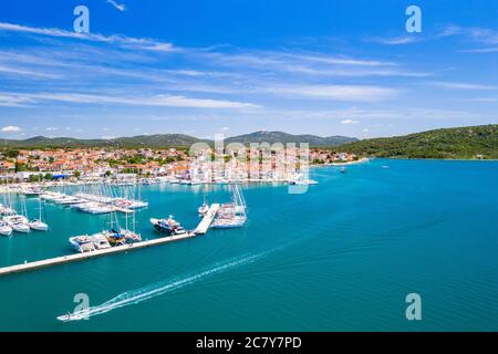 Croatie, ville de Pirovac, vue panoramique sur la marina avec des voiliers sur un magnifique paysage bleu Adriatique Banque D'Images