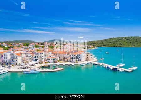 Croatie, ville de Pirovac, vue panoramique sur la marina avec des voiliers sur un magnifique paysage bleu Adriatique Banque D'Images