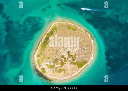 Mer Adriatique en Croatie, île solitaire de Ricul en mer turquoise dans l'archipel de Murter, vue aérienne de depuis drone Banque D'Images