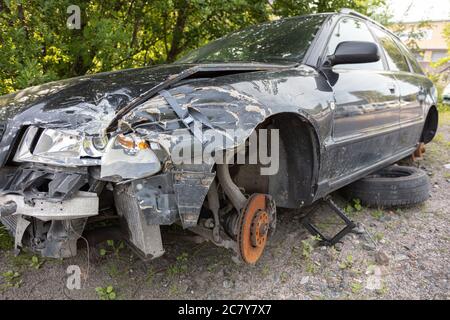 épave de la voiture moderne après accident utilisé pour les pièces avant extérieur vue détaillée de gros plan de véhicule automobile endommagé après un accident sur route asphaltée avec de nombreuses pièces retirées du fond de concept de transport. Photo de haute qualité Banque D'Images