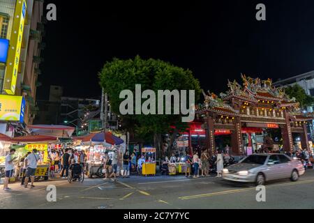 Fengyuan Miao Tung marché de nuit, destination de voyage célèbre. On peut voir marcher et s'expulser Banque D'Images