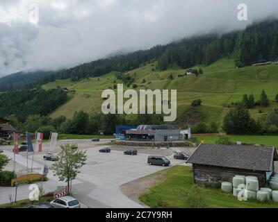 Neustift im Stubaital, Autriche, 3 juillet 2020: Station de téléphérique Panoramabahn Elfer et parking dans la vallée de Stubaital au Tyrol, vue depuis le balcon Banque D'Images
