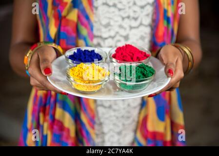 Jeune fille tenant des couleurs de poudre dans l'assiette sur le festival des couleurs appelé Holi, un festival hindou populaire célébré à travers l'Inde Banque D'Images