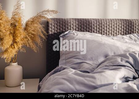 Chambre de style scandinave aux couleurs blanches et neutres Banque D'Images