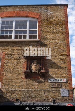 Plaque historique de Sclater Street à la jonction avec Brick Lane. Il se lit comme suit : c'est Sclater Street 1798. Banque D'Images