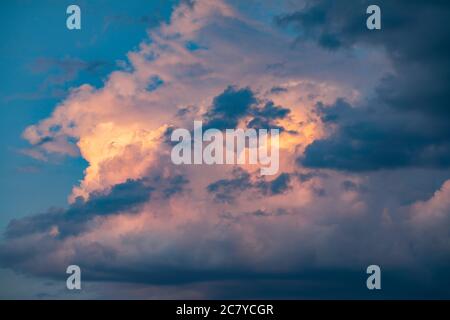 Ciel bleu avec de petits nuages blancs ou des nuages spectaculaires colorés. Banque D'Images