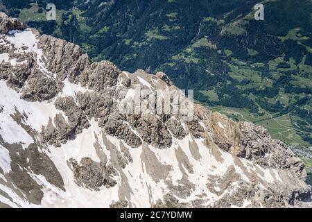 Prise de vue aérienne, depuis un voilier, du pic de Sperella pente rocheuse abrupte sur la vallée de Poschiavo, prise dans les Alpes lumière vive du printemps, Poschiavo, Grisons, Banque D'Images