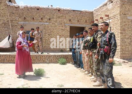 Maimana, Afghanistan. 14 juillet 2020. Le gouverneur du district de Khan-e-Charbagh Mme Durtaj Khaleqi (L) visite un poste de contrôle de la police dans le district de Khan-e-Charbagh, dans la province de Faryab, en Afghanistan, le 14 juillet 2020. POUR ALLER AVEC "Feature: La paix comparée pourrait être un énorme soulagement dans le district afghan" crédit: Mohammad Jan Aria/Xinhua/Alamy Live News Banque D'Images