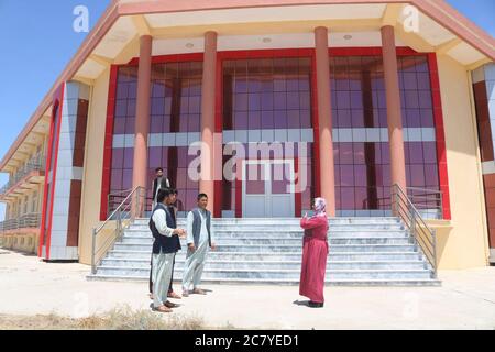 Maimana, Afghanistan. 14 juillet 2020. Le gouverneur du district de Khan-e-Charbagh Mme Durtaj Khaleqi (R) visite une maison d'hôtes dans le district de Khan-e-Charbagh dans la province de Faryab, en Afghanistan, le 14 juillet 2020. POUR ALLER AVEC "Feature: La paix comparée pourrait être un énorme soulagement dans le district afghan" crédit: Mohammad Jan Aria/Xinhua/Alamy Live News Banque D'Images