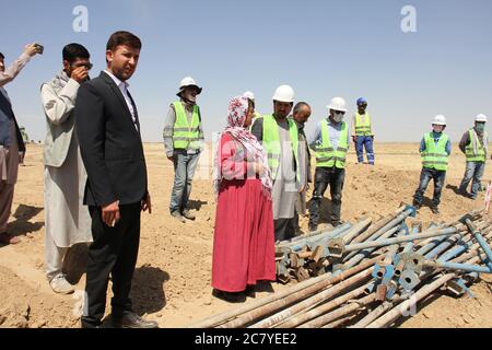 Maimana, Afghanistan. 14 juillet 2020. Le gouverneur du district de Khan-e-Charbagh, Mme Durtaj Khaleqi (2e L, devant), visite un projet de chemin de fer dans le district de Khan-e-Charbagh, dans la province de Faryab, en Afghanistan, le 14 juillet 2020. POUR ALLER AVEC "Feature: La paix comparée pourrait être un énorme soulagement dans le district afghan" crédit: Mohammad Jan Aria/Xinhua/Alamy Live News Banque D'Images