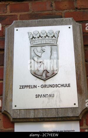 Die zwischen 1914 und 1917 nach den Entwürfen des Architekten Paul Schmitthenner errichtete Gartenstadt Staaken in Berlin-Spandau. Banque D'Images